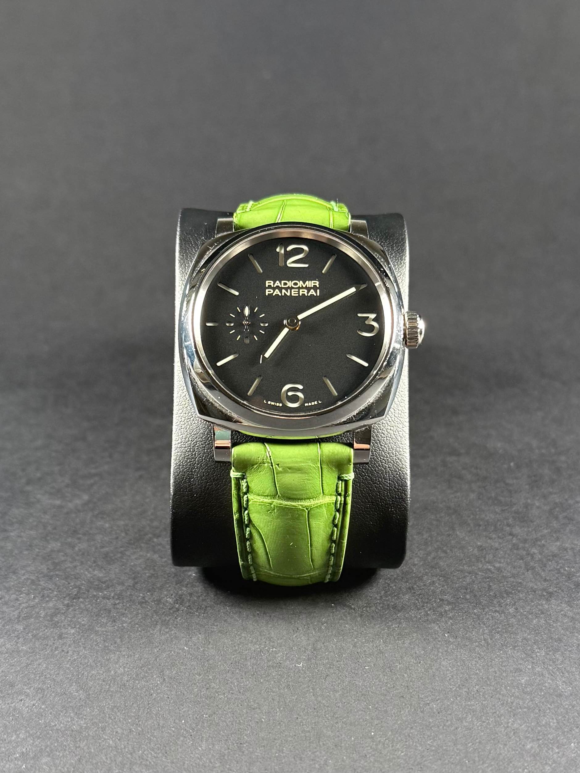 Panerai 3 Days PAM000574 vista frontal, esfera negra, caja de acero inoxidable