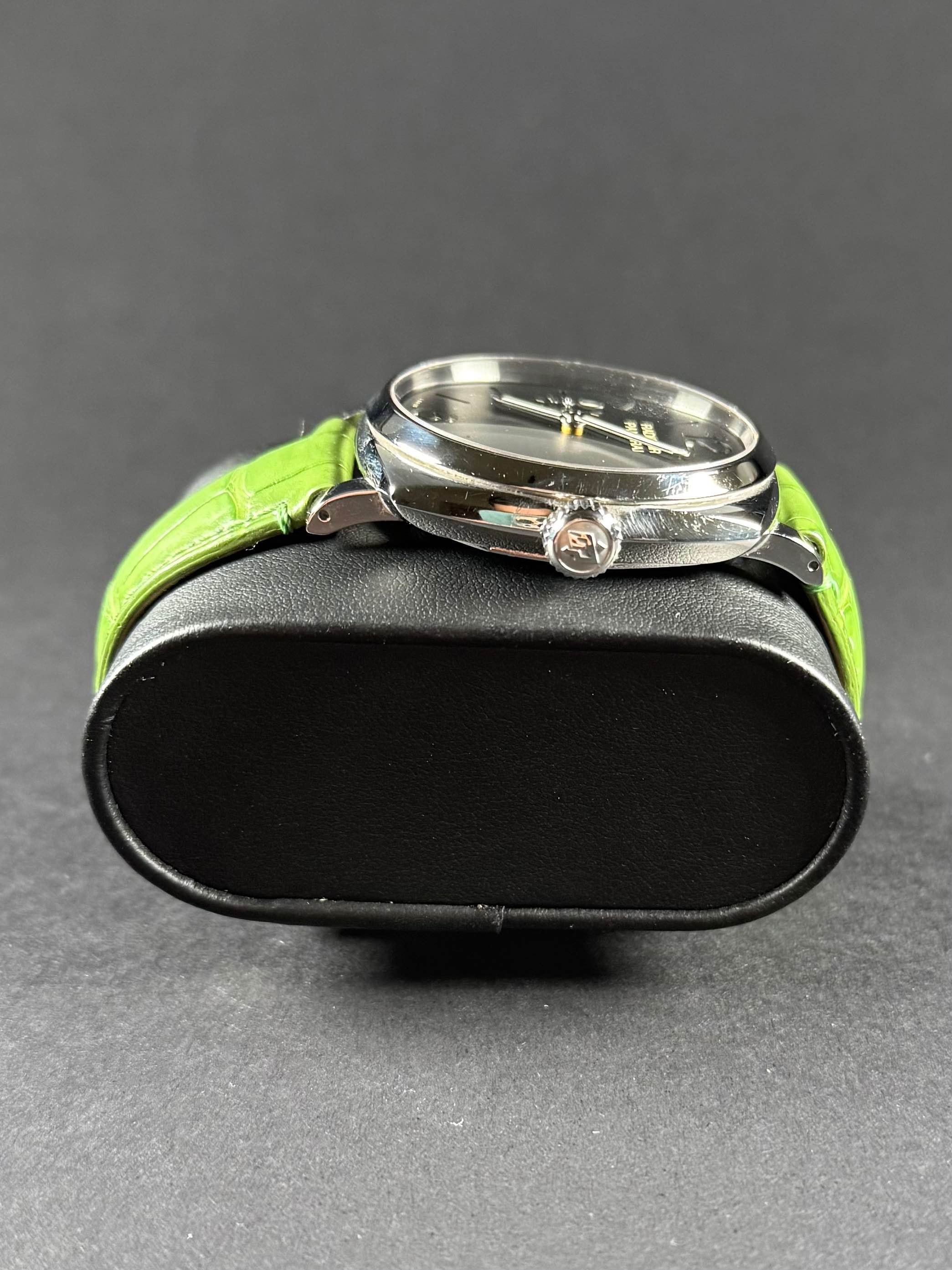 Panerai 3 Days PAM000574 lateral derecho, corona protectora característica