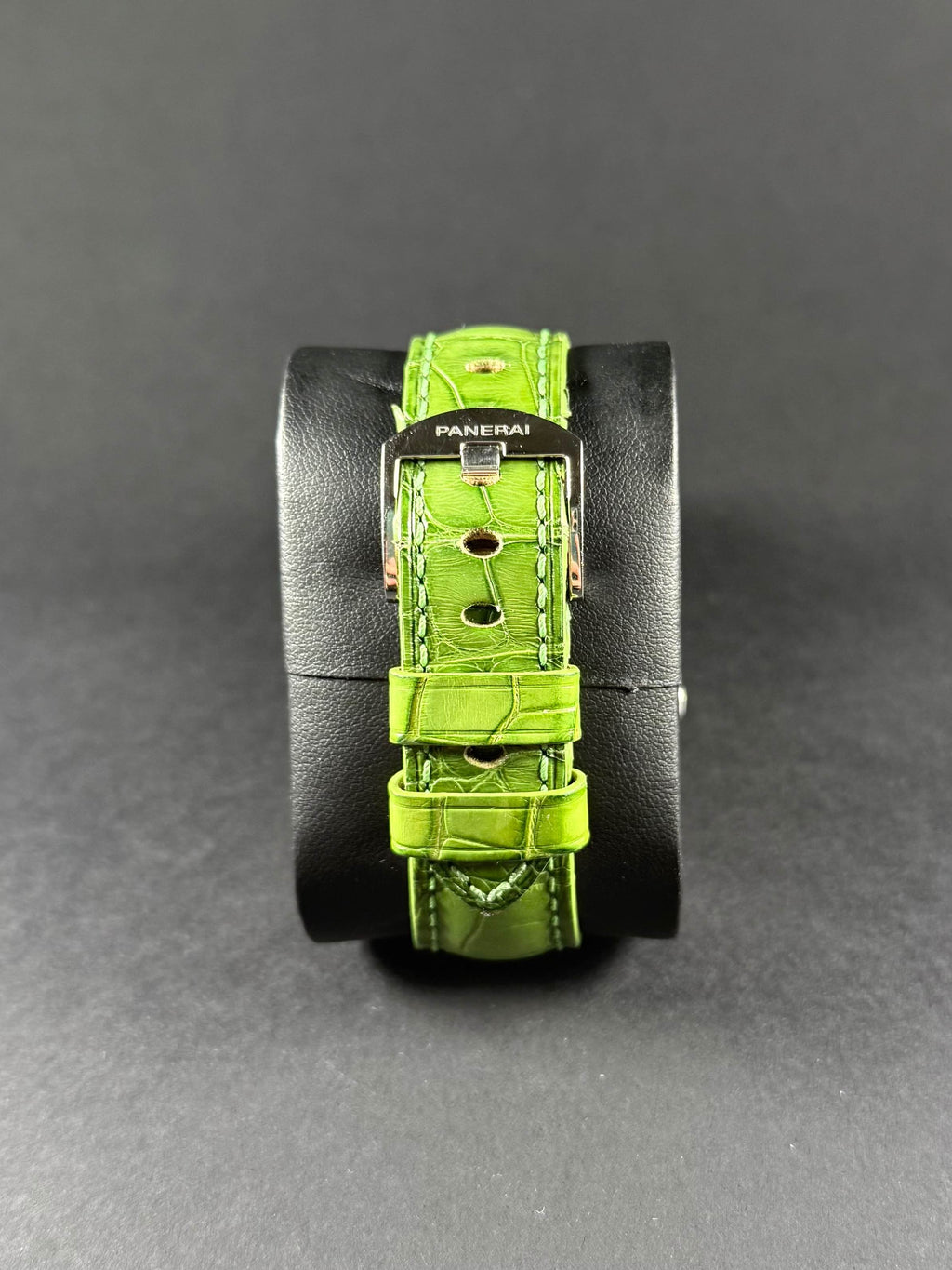 Panerai 3 Days PAM000574 vista trasera, calibre mecánico visible