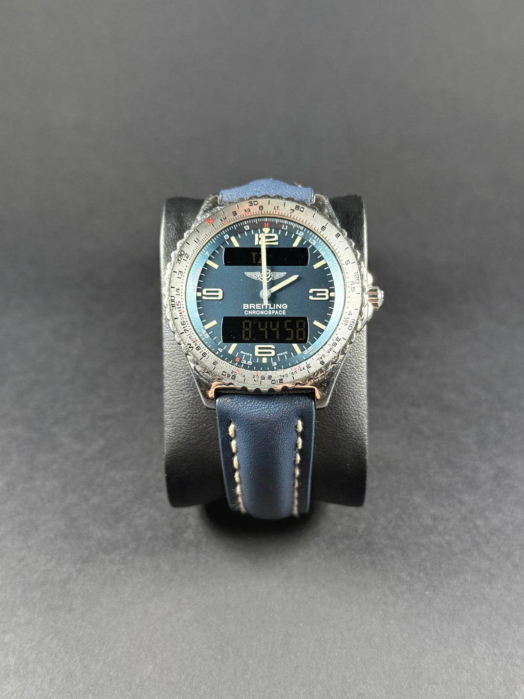 Breitling Chronospace vista frontal, esfera negra, funciones de cronógrafo