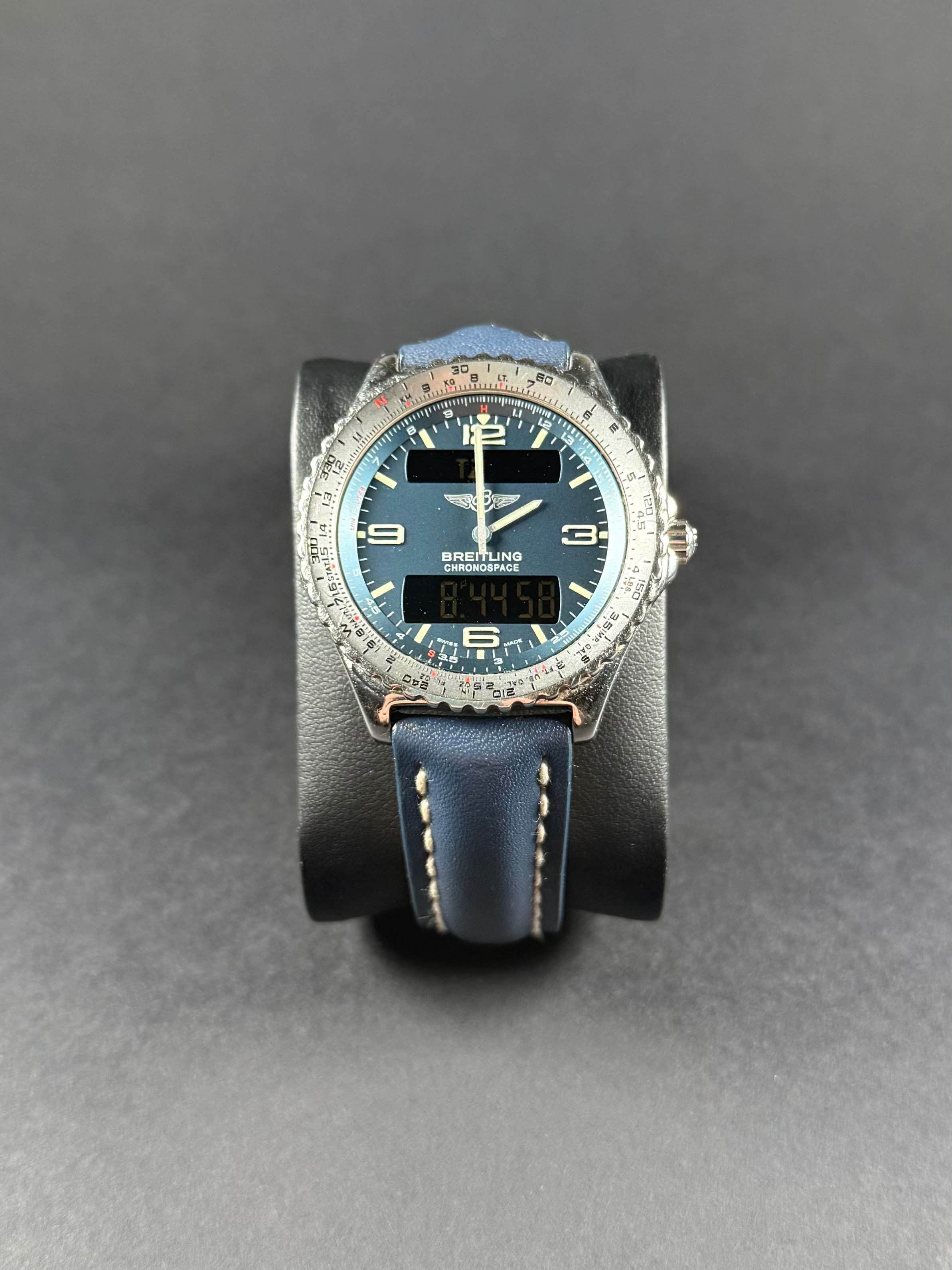 Breitling Chronospace vista frontal, esfera negra, funciones de cronógrafo