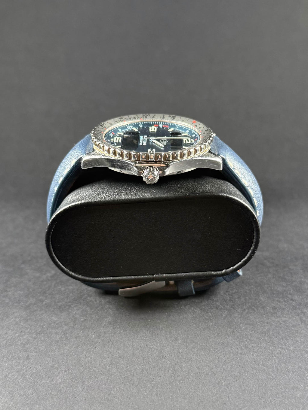 Breitling Chronospace lateral derecho, pulsadores del cronógrafo y corona