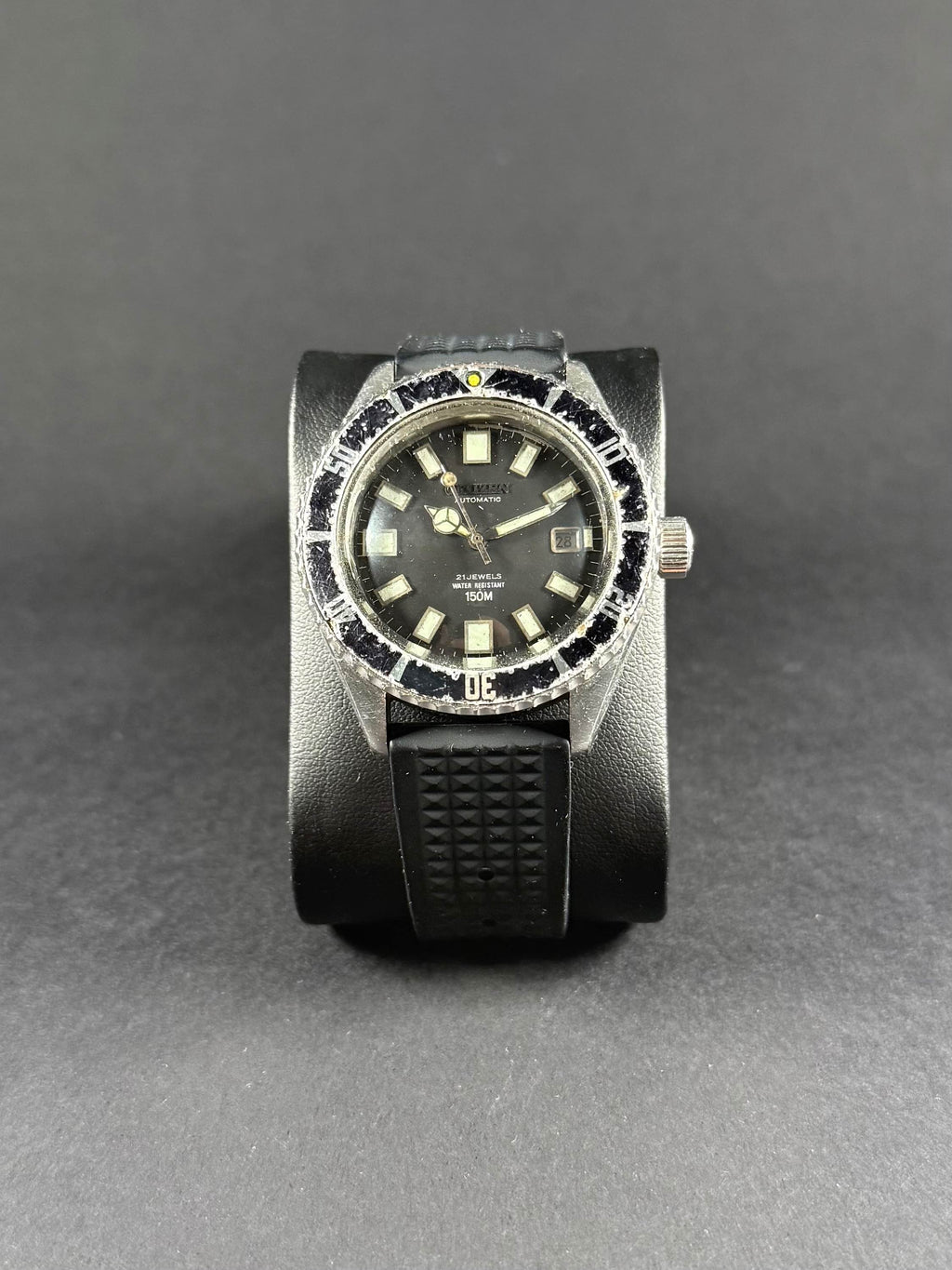 Citizen 52-0110 vista frontal, esfera negra, caja de acero inoxidable