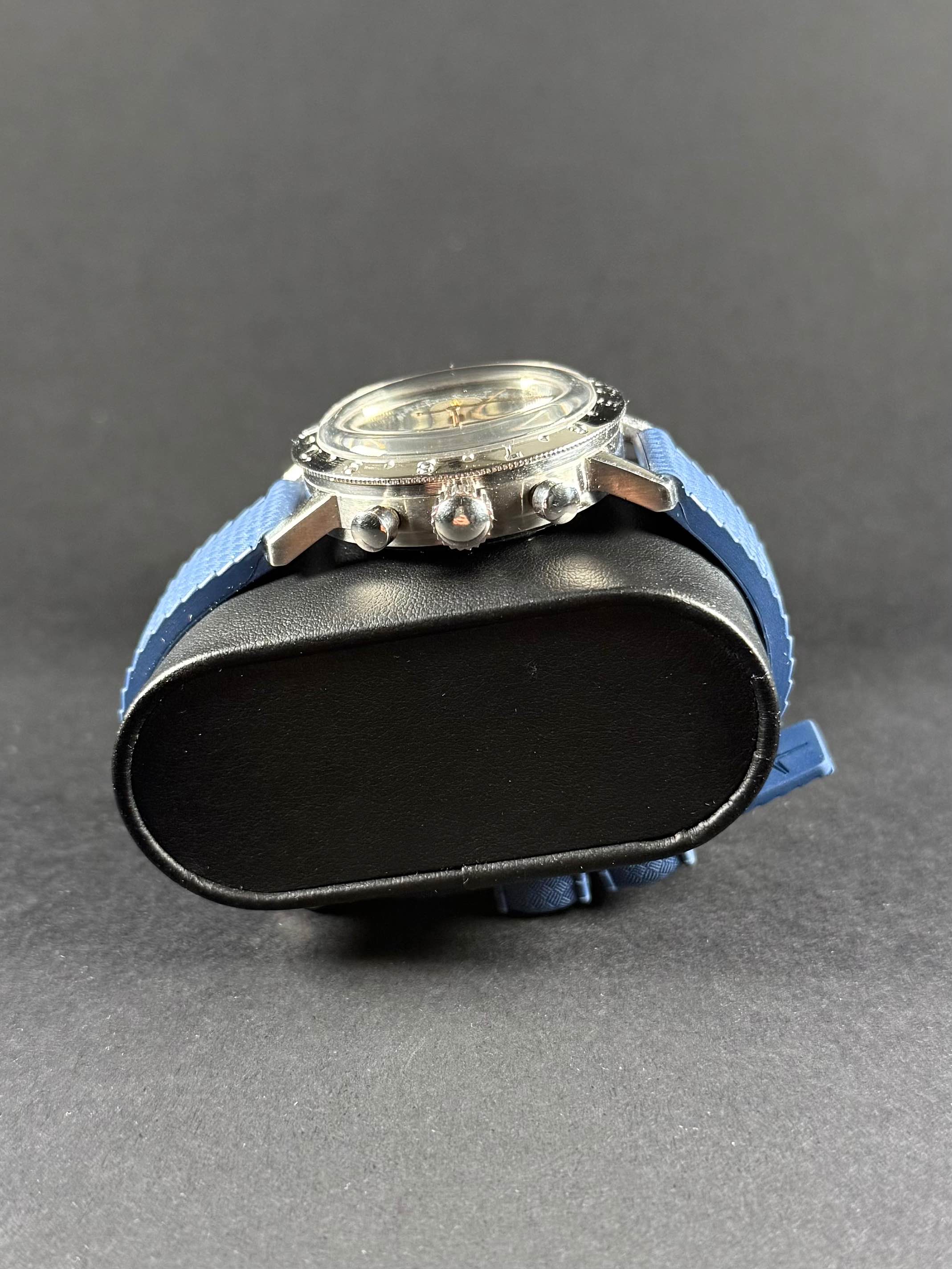 Dreffa Chronographe Suisse lateral derecho, pulsadores del cronógrafo y corona