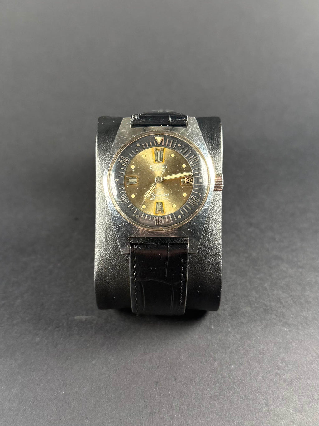 Duward Aquastar vintage con dial dorado, vista frontal
