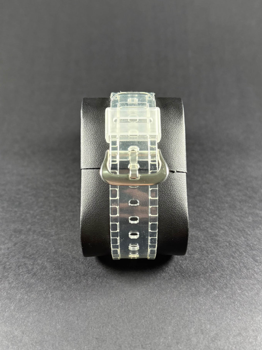 G-Shock GA2100 vista trasera, fondo negro, correa de resina