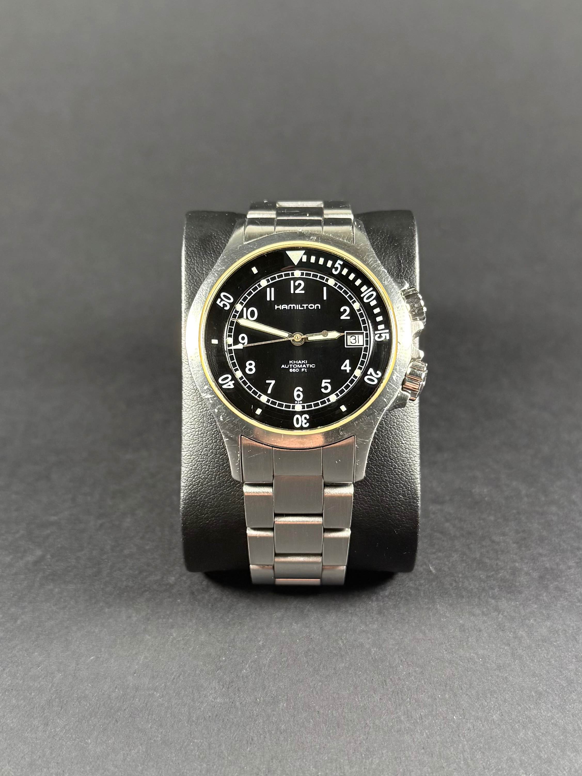 Hamilton Khaki Navy vista frontal, reloj de buceo, esfera negra, caja de acero inoxidable