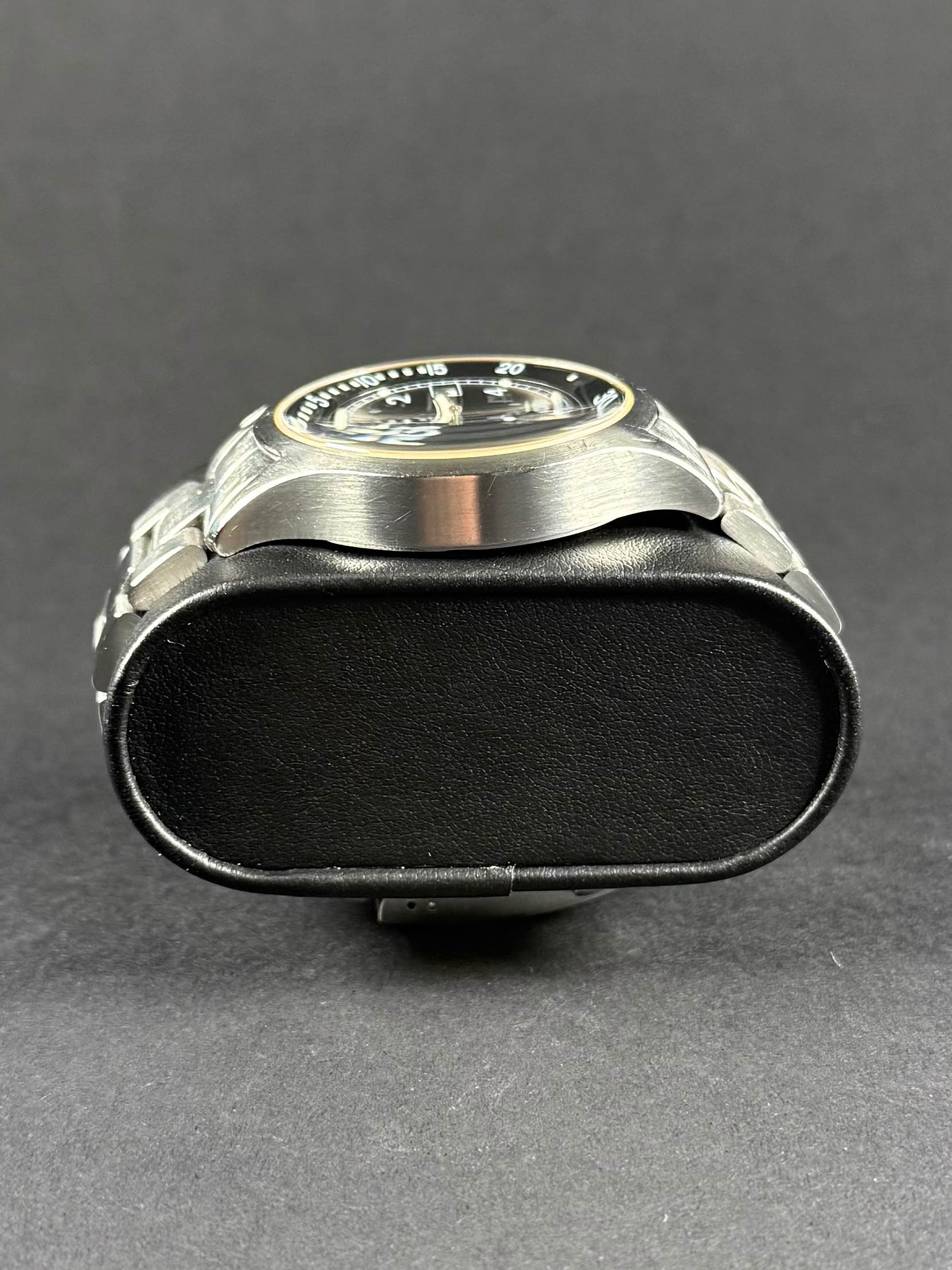 Hamilton Khaki Navy lateral izquierdo, caja de acero inoxidable