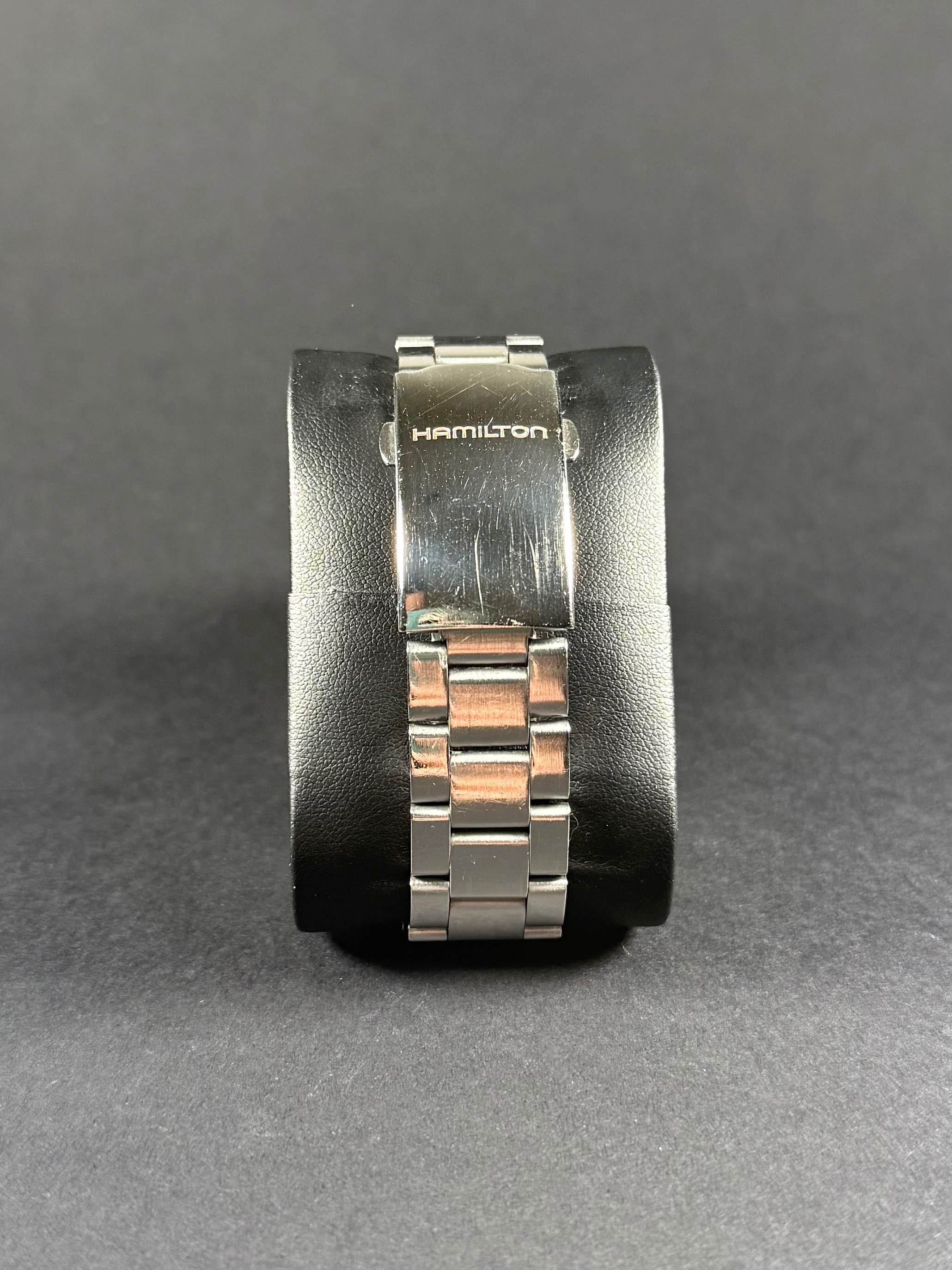 Hamilton Khaki Navy vista trasera, cristal trasero y caja de acero inoxidable