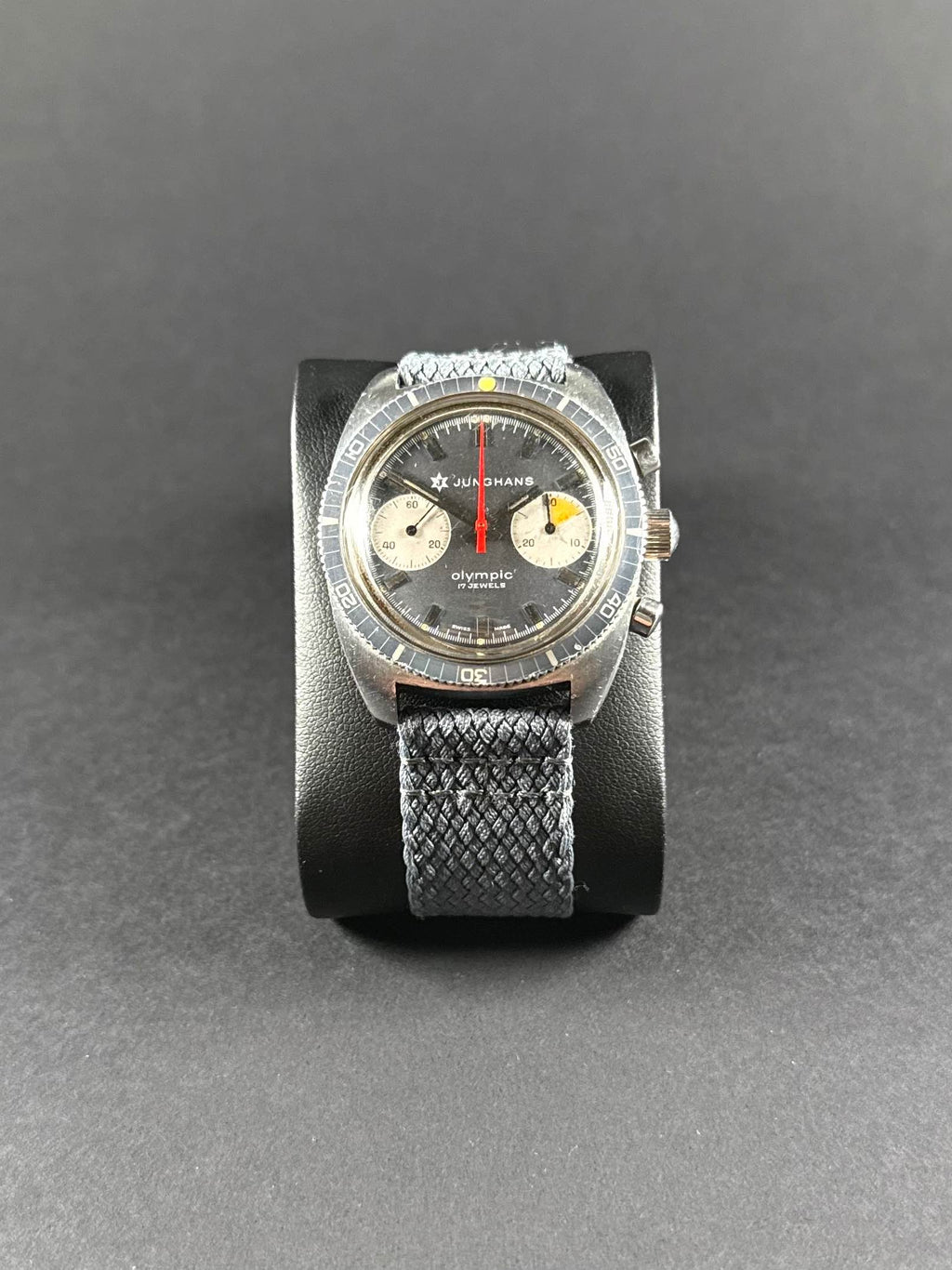 Junghans Olympic Chrono vista frontal, esfera clásica con cronógrafo, caja de acero inoxidable