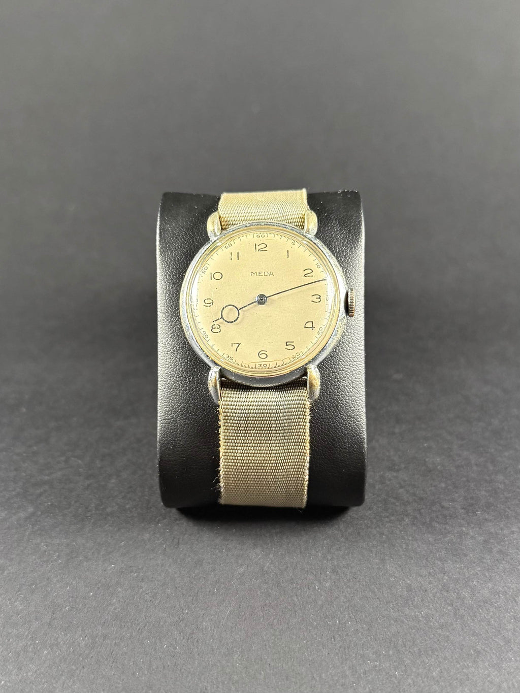 Meda Mecánico Vintage vista frontal, esfera clásica, caja de acero inoxidable