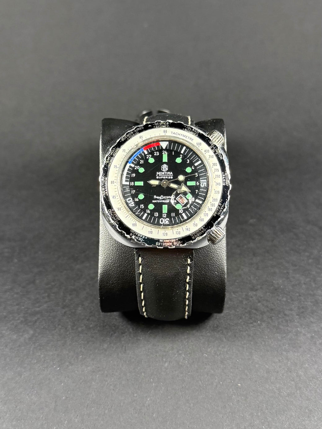 Mortima Superdatomatic vista frontal, esfera plateada, caja de acero inoxidable