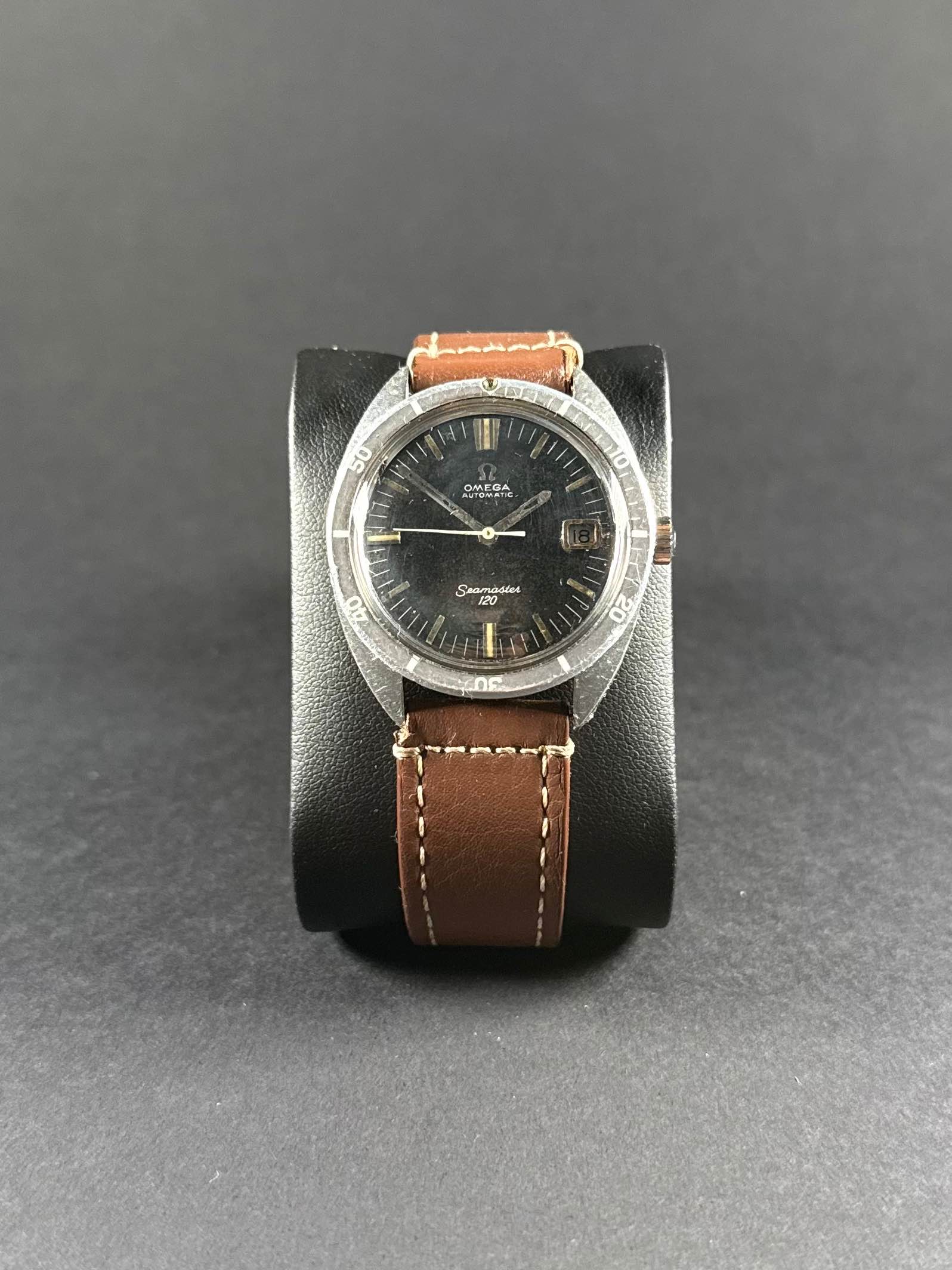 Omega Seamaster 120 vista frontal, esfera azul, bisel giratorio, caja de acero inoxidable