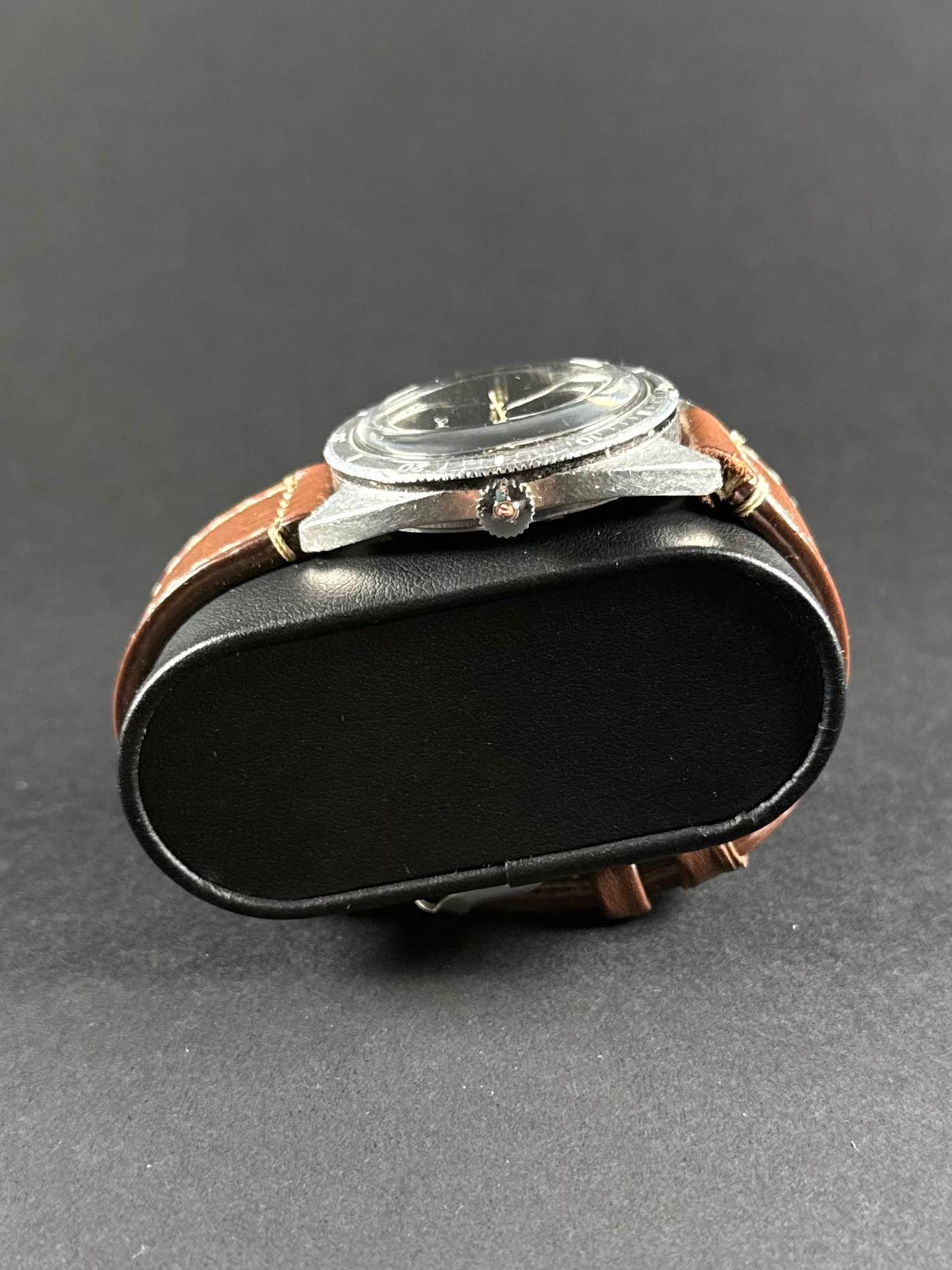 Omega Seamaster 120 lateral derecho, corona y caja de acero inoxidable