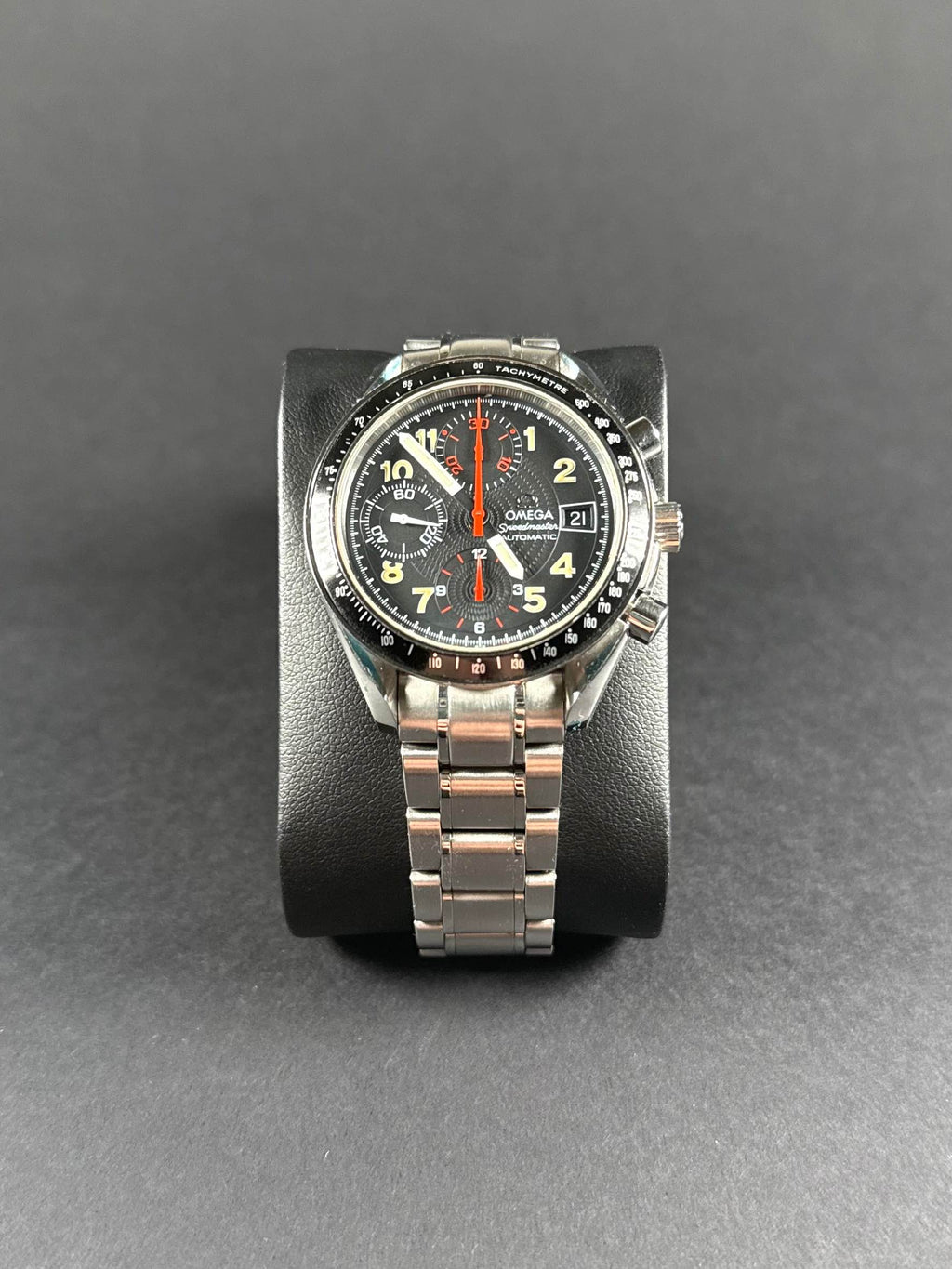 Omega Speedmaster Reduced 3515.53.00 vista frontal, cronógrafo automático, esfera negra
