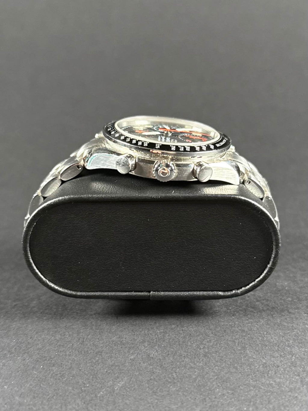 Omega Speedmaster Reduced 3515.53.00 lateral derecho, pulsadores del cronógrafo y corona