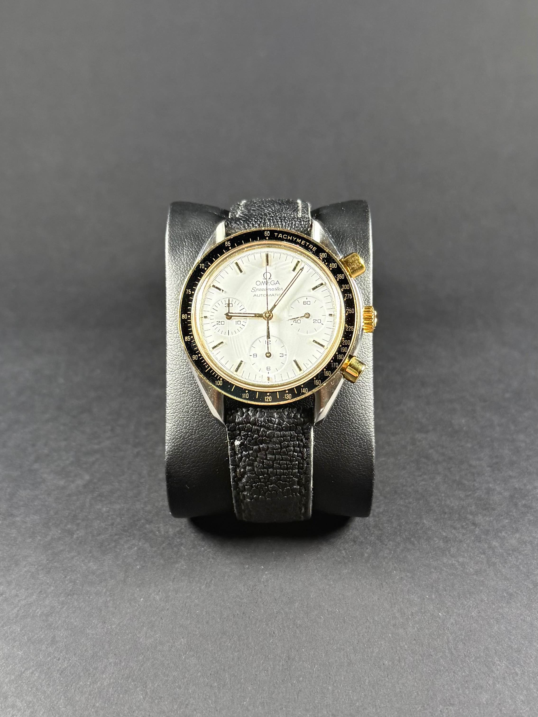 Omega Speedmaster Reduced vista frontal, esfera negra, cronógrafo automático