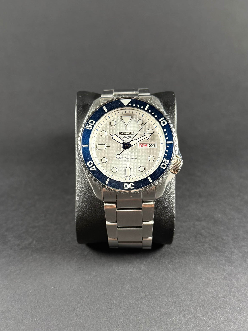 Seiko 5 Sports 140 Aniversario vista frontal, esfera especial de edición limitada, caja de acero inoxidable