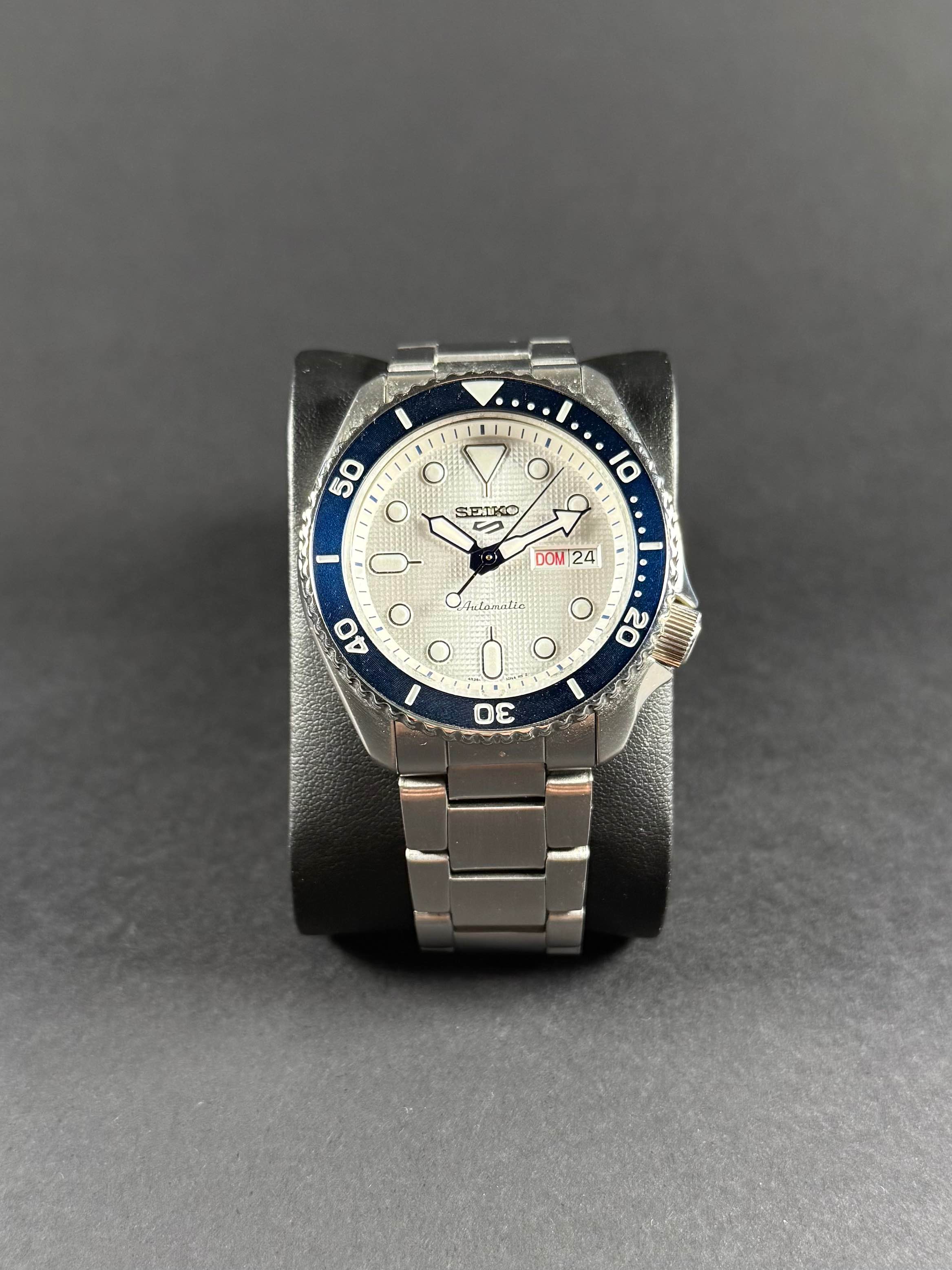 Seiko 5 Sports 140 Aniversario vista frontal, esfera especial de edición limitada, caja de acero inoxidable