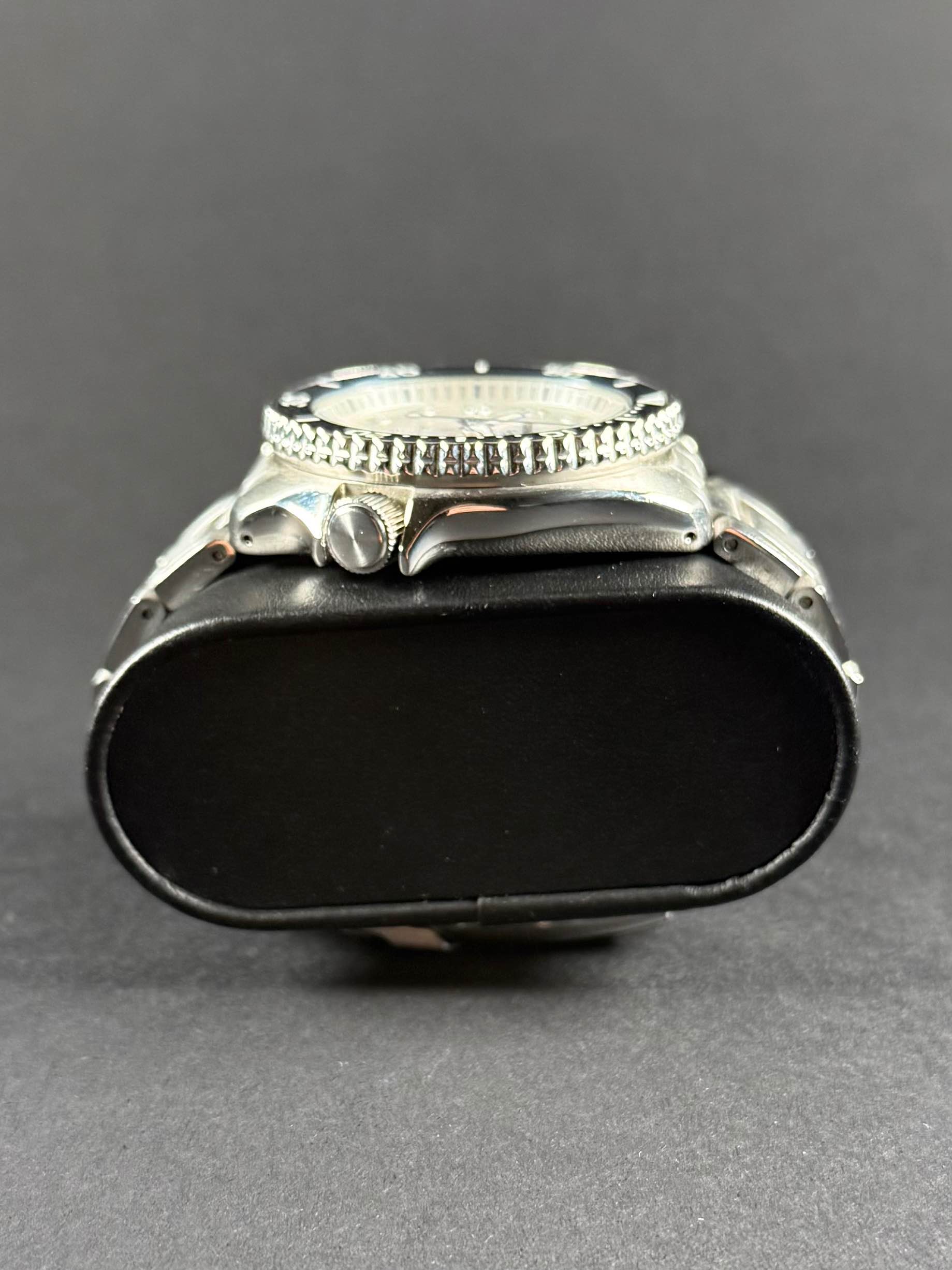 Seiko 5 Sports 140 Aniversario lateral derecho, corona y caja de acero inoxidable