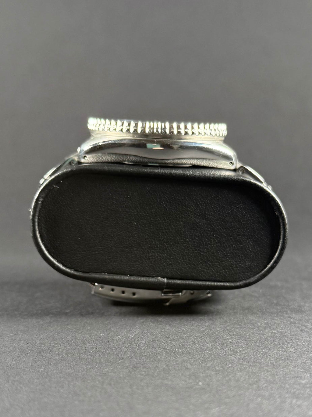 Seiko 5 Sports 140 Aniversario lateral izquierdo, detalles de la caja y bisel