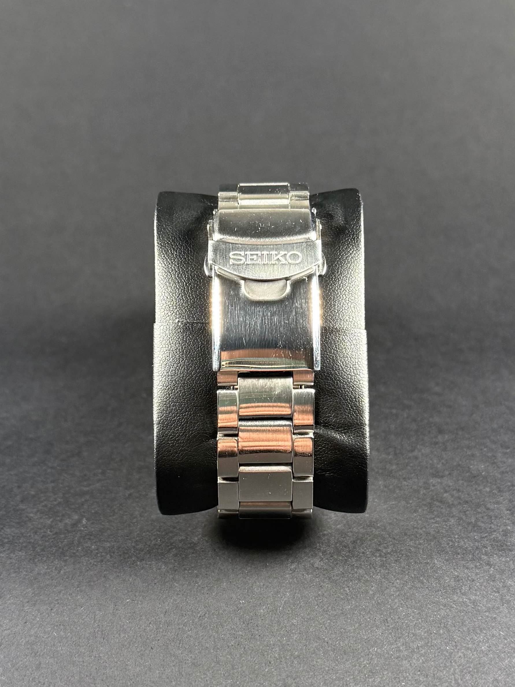 Seiko 5 Sports 120 Aniversario vista trasera, calibre automático visible