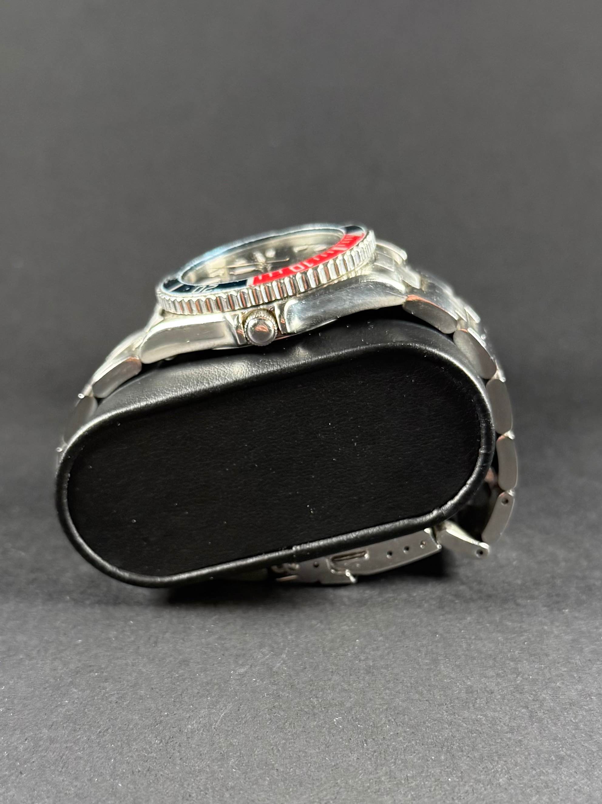 Seiko SKX025 lateral derecho, corona y caja de acero inoxidable