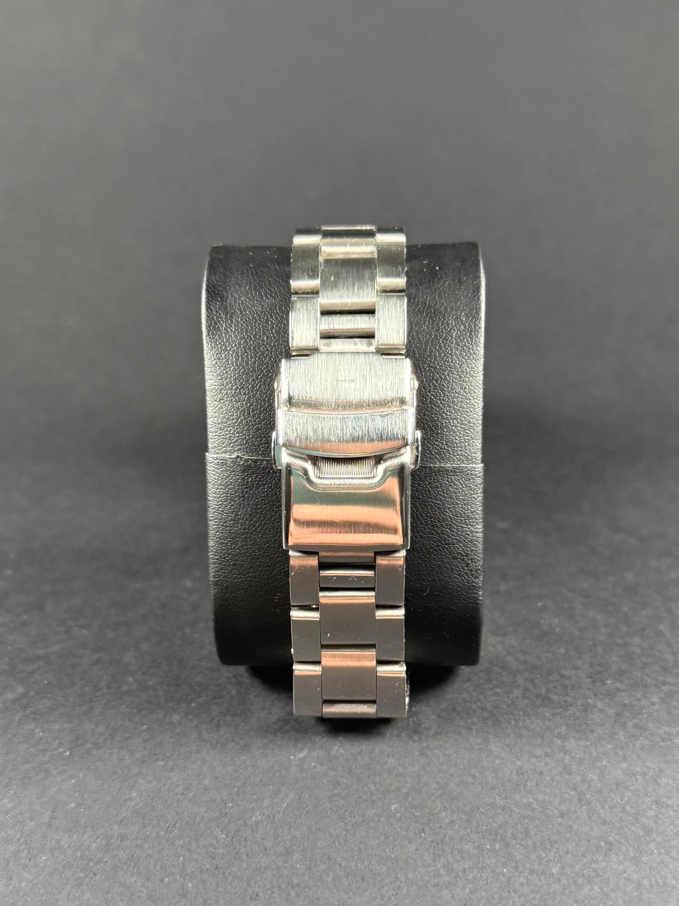 Seiko SKX025 vista trasera, calibre automático, caja de acero inoxidable