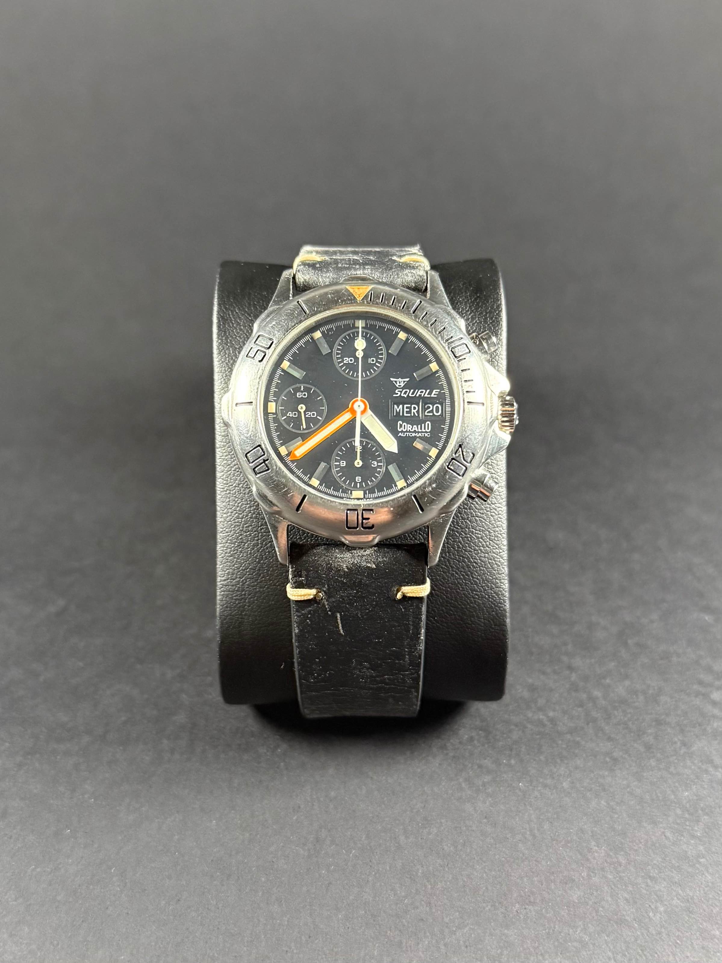 Squale Corallo vista frontal, reloj de buceo, esfera negra, caja de acero inoxidable